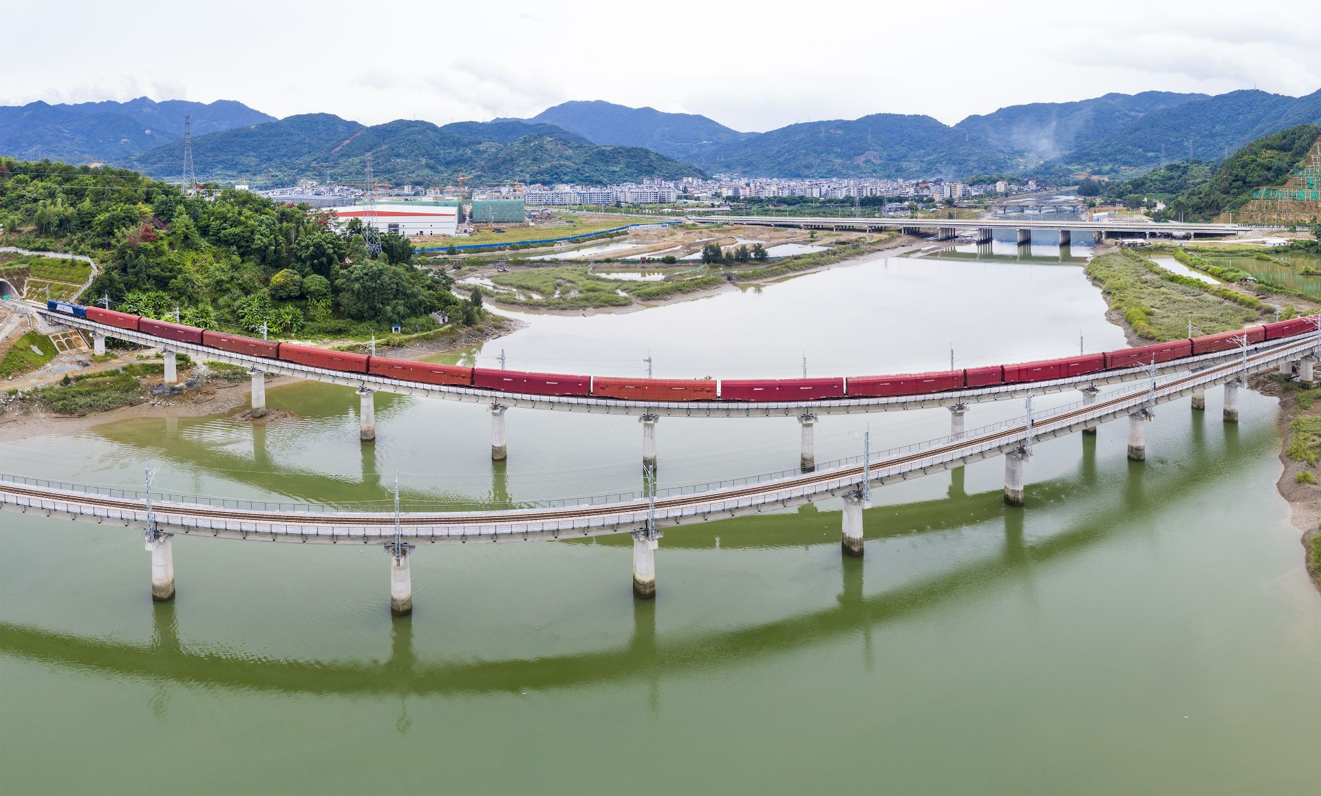 寧德汽車基地鐵路專用線正式通車運營.jpg